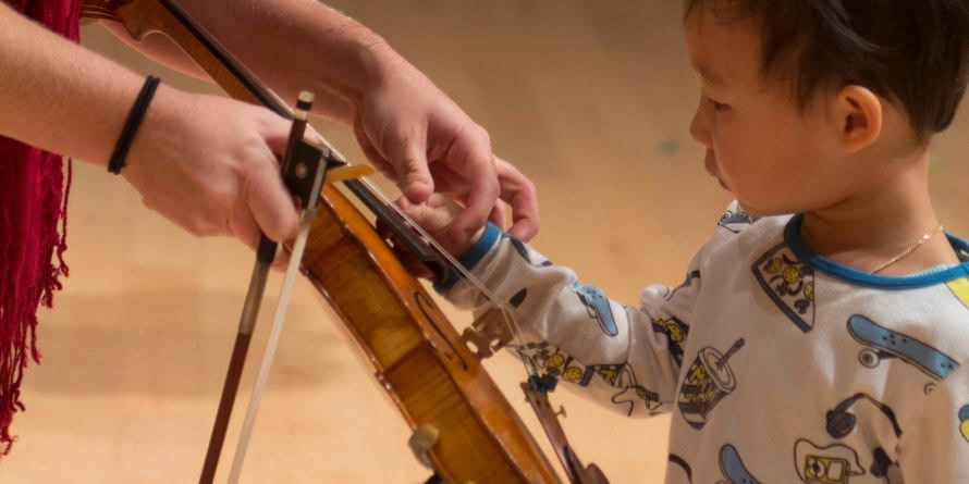 Kid learning to play violin
