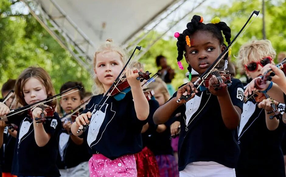 Group of kids playing violin