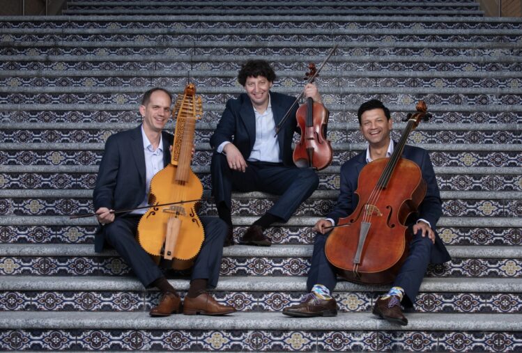 Promotional photo of the Valencia Baryton Project, a trio featuring viola, baryton and cello, performing together.
